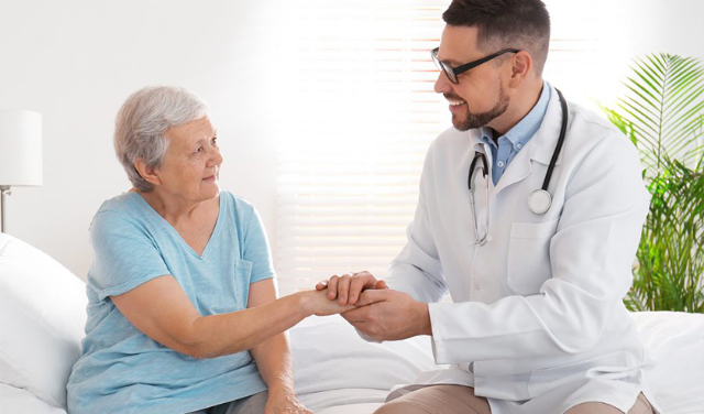 ویزیت پزشک در منزل چیست و چه مزایایی دارد؟