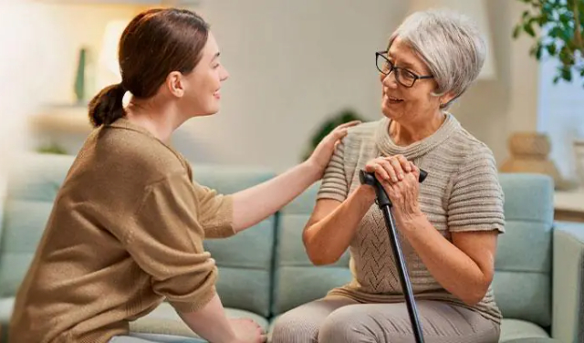 خدمات ویزیت سالمندان در منزل؛ اهمیت و مزایای ویژه برای افراد مسن