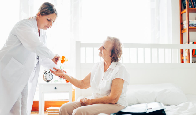 تجربه بیمار از ویزیت در منزل؛ راحتی، آرامش و صرفه‌جویی در زمان