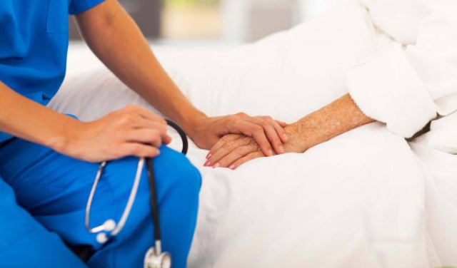 چرا مراجعه به پزشک در منزل در سال‌های اخیر محبوب‌تر شده است؟