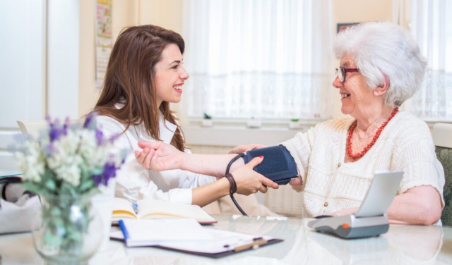 ویزیت در منزل بهتر است یا مراجعه به مطب؟ مقایسه مزایا و معایب