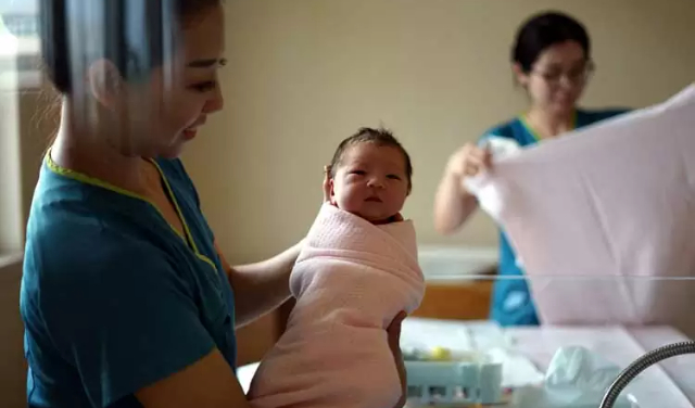 اهمیت حضور ماما در مراقبت نوزادان در منزل