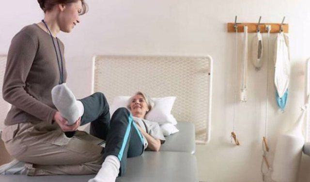 چگونه بهترین کاردرمانگر خانگی را برای مراقبت از خود یا عزیزانتان انتخاب کنیم؟