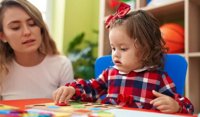 گفتاردرمانی در منزل برای کودکان اوتیسم چگونه انجام می‌شود؟