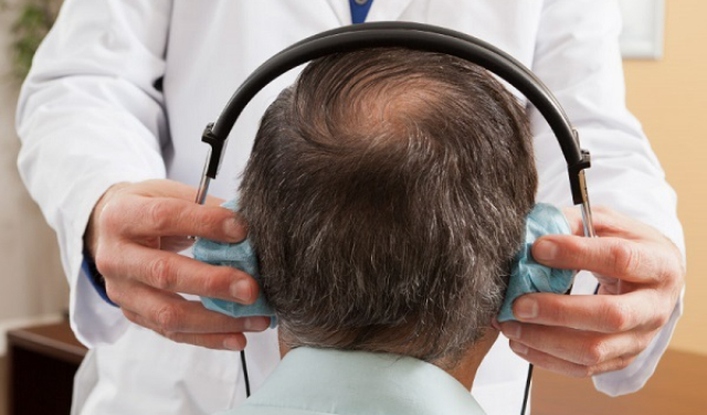 چه کسانی به شنوایی‌سنجی در منزل نیاز دارند؟