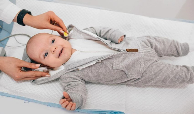 شنوایی‌سنجی نوزادان در منزل؛ چرا مهم است و چگونه انجام می‌شود؟