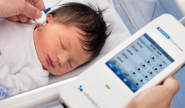 اهمیت غربالگری شنوایی نوزادان در خانه و عوارض عدم انجام آن