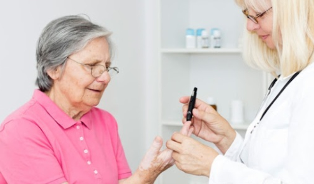 مراقبت از بیماران دیابتی در منزل؛ اصول پایش و کنترل قند خون