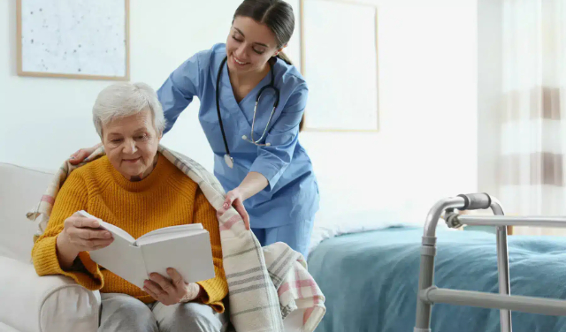 مزایا و چالش‌های مراقبت از بیمار در منزل نسبت به بستری در بیمارستان