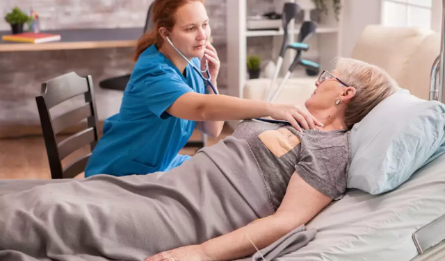 تأثیر آموزش به بیمار و خانواده بر کاهش عوارض پس از ترخیص