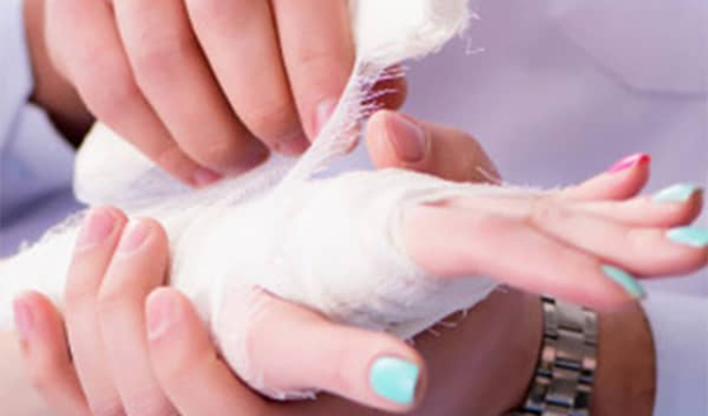 راهنمای کامل پانسمان زخم در منزل؛ از ضدعفونی تا تعویض پانسمان