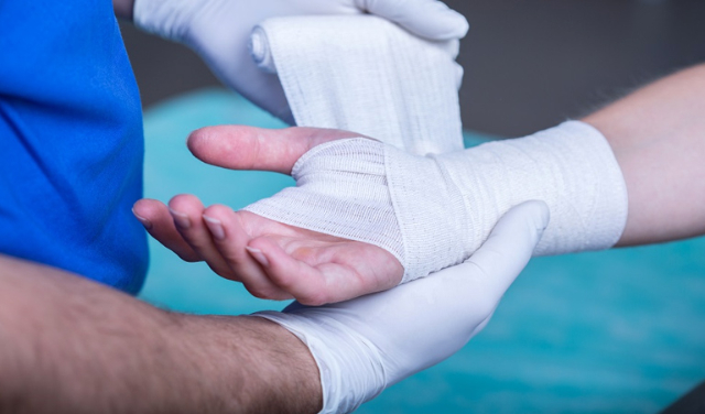 پانسمان حرفه‌ای زخم در منزل با خدمات آسان درمان