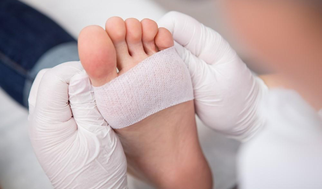 اشتباهات رایج در پانسمان زخم در منزل که روند درمان را کند می‌کند