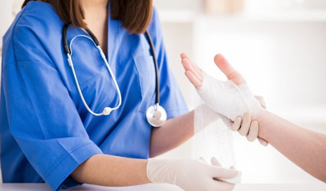 تجربه بیماران از درمان زخم در منزل با آسان‌درمان