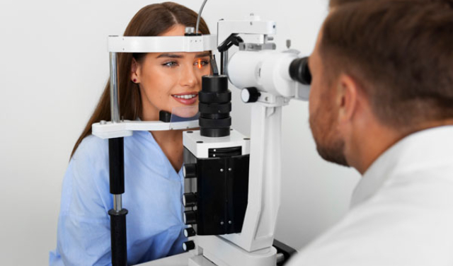 بینایی‌سنجی در منزل چیست و چه مزایایی دارد؟